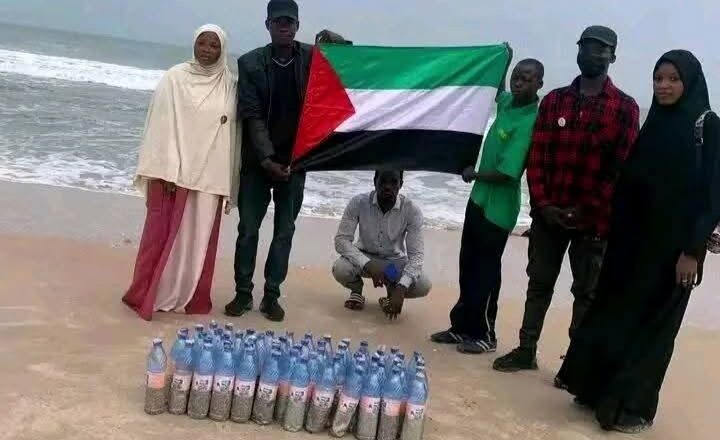 ABIN MAMAKI: Wasu Mabiya Shi’a Sun Aikawa Fàĺàšďìnawa Tallafìn Ķayan Àbinci Ta Hanyar Jefàwà Cìkin Kogin Legas, Inda Sùke Fatàn Sakòn Tàllafin Ya Kài Kasaŕ Fàlàsdìñ