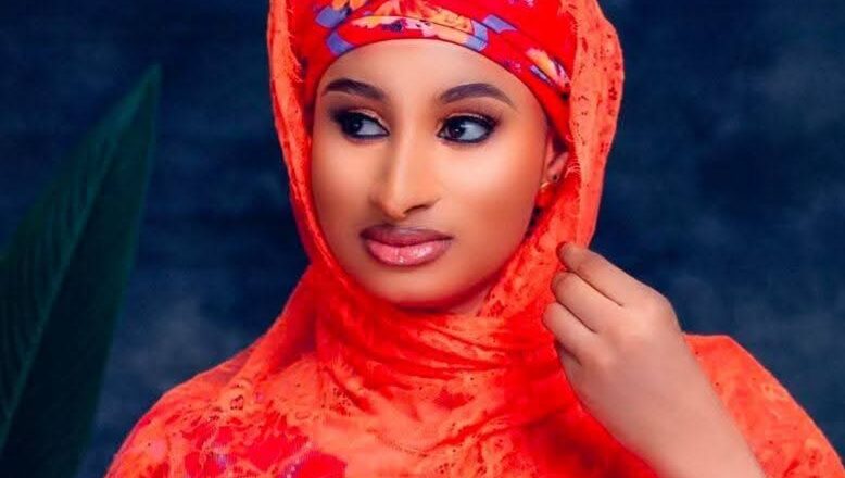 Daga ƙarshe dai Ruƙayya Muhammd, Matashiyar da ta yi alƙawarin ba da kyautar kuɗi Naira Miliyan 50 da gida da mota ga wanda zai aure ta, ta yi aure. Muna fatan Allah Ya su zaman lafiya