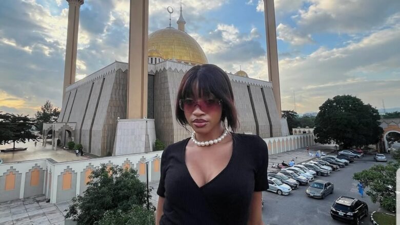 Kalli Hotuna: Wannan ‘yar Kudun Na shan Allah wadai saboda zuwa ta dauki hoto a masallacin Abuja da shigar Banza