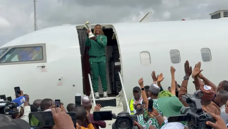 Tawagar ƴan matan wasan kwandon Najeriya ta isa gida bayan lashe kofin Afirka