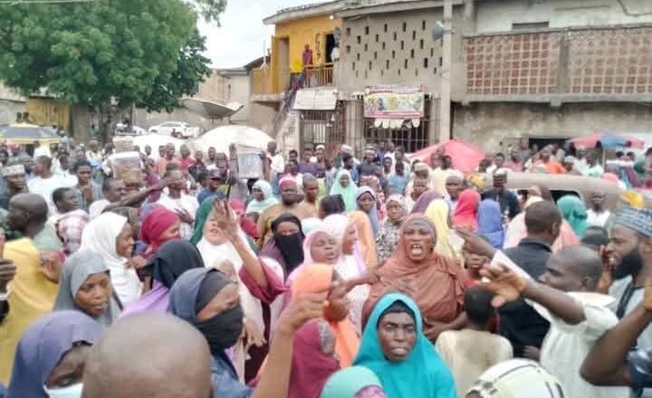 Mata a unguwar Kofar Mata a jihar Kano na zanga-zangar lumana akan faɗan daba da ya addabe su.