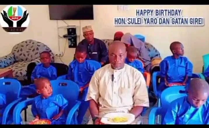 ABIN A YABA: Ya Tara Marayu Sama Da 200 Ya Yi Bikin Zagayowar Ranar Haihuwarsa Tare Da Su, Inda Ya Yi Wa Kowannensu Dinki