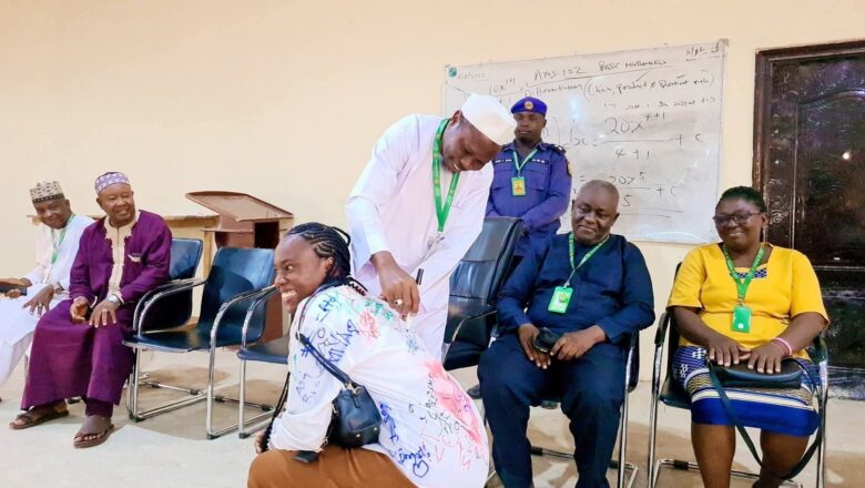 Shugaban Jami’ar Tarayya Dake Lafia Kenan, AbdulRahman Yake Sanya Hannu A Jikin Rigunan Daliban Da Suka Kammala Karatu A Jami’ar, Inda Ya Hore Su Da Su Kasance Masu Da’a A Yayin Bukukuwan Kammala Karatun