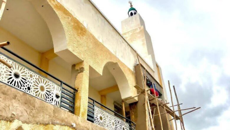 ABIN A YABA: Rarara Ya Kusa Kammala Aikin Katafaren Msallacin Juma’a Da Yake Ginawa A Mahaifarsa Ta Kahutu Dake Jihar Katsina