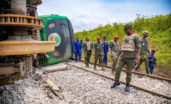 Yadda Jami’an tsaron Civil Defence suka kai ziyarar gani da ido wurin da jirgin ƙasan Kaduna zuwa Abuja ya yi hatsari