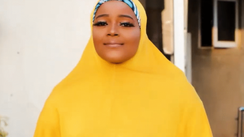Kalli Bidiyo: Tsohuwar jarumar fina-finan Hausa, Farida Jalal ta zama Sayyada me waken yabon Annabi(Sallallahu Alaihi Wasallam), Tace hakan ya fi a kirata da Kàrùwà
