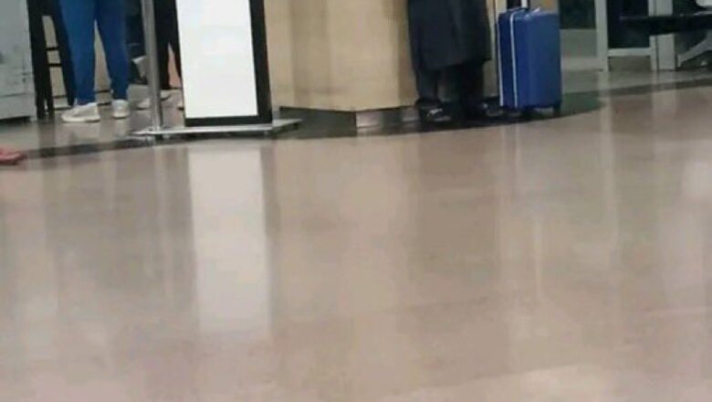 Kalli Hoto: Ganin Tsohon Gwamnan Kaduna, Malam Nasiru Ahmad El-Rufai tsaye shi kadai a filin jirgi, babu ‘yan rakiya babu jami’an tsaro yasa wasu suke cewa, mulki baya dawwama