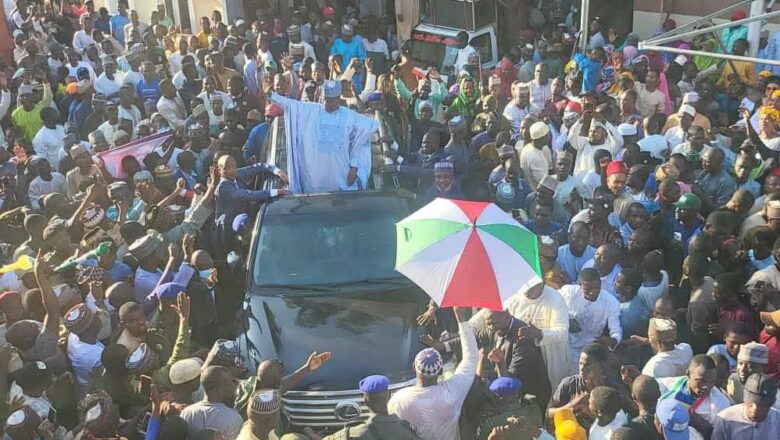 Kalli Hotuna: Yanda Sakkwatawa suka fito da yawa suka tarbi Tsohon Gwamnan jihar, Aminu Waziri Tambuwal bayan sakoshi daga hannun EFCC