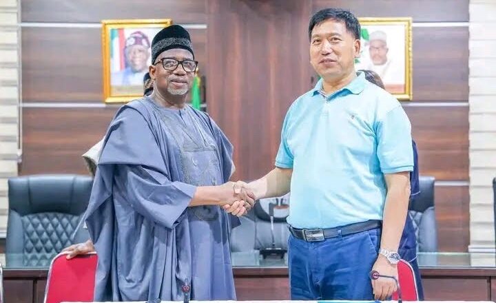 Kalli Hotuna: Gwamna Bala Mohammed Ya Nada Dan kasar Chana, Mista Li Zhensheng A Matsayin Mai Ba Shi Shawara Kan Tattalin Arzikin Jihar Bauchi