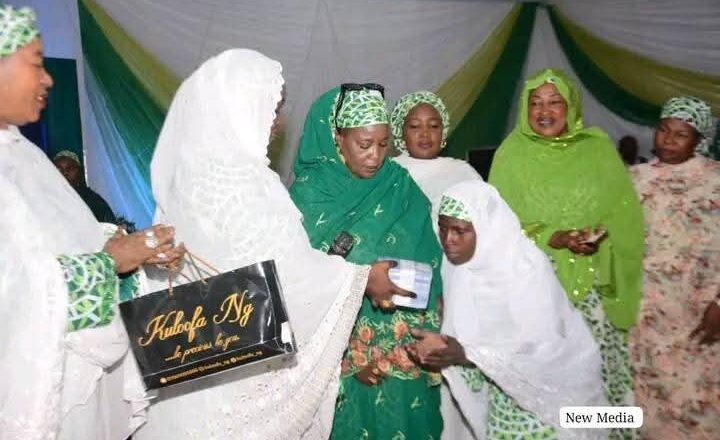 Matar Gwamnan jihar Borno ta karrama ma’aikataciya me daukar albashin Naira 30,000 data mayar da Naira Miliyan 4.8 da aka tura mata bisa kuskure kyautar Naira miliyan 1