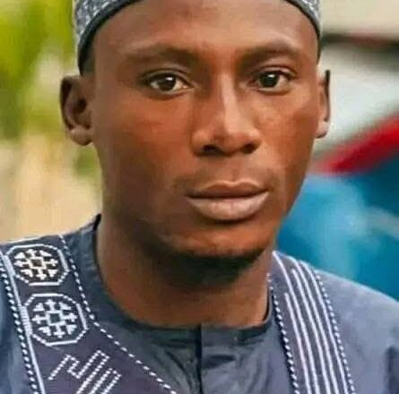 Kalli Bidiyon: Da Sauran Kura, Yanda ‘yan Daba suke zuwa gaisuwar Habu Dan Damisa a Kaduna suna faduwa kasa suna zàgè-zàgè da kirari