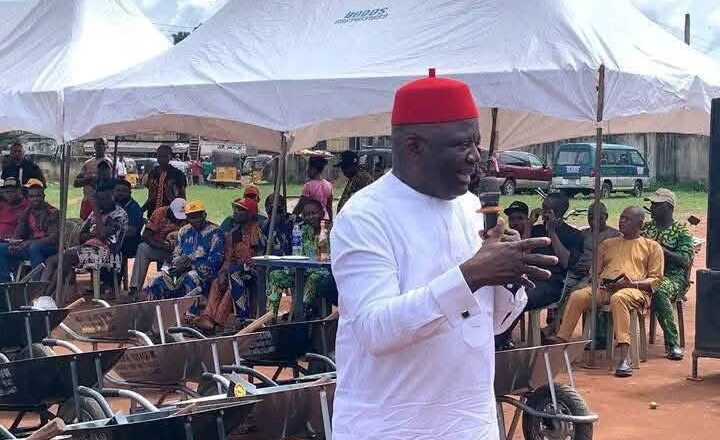 Kalli Hotunan yanda dan majalisar tarayya ya baiwa mutanen mazabarsa tallafin baro