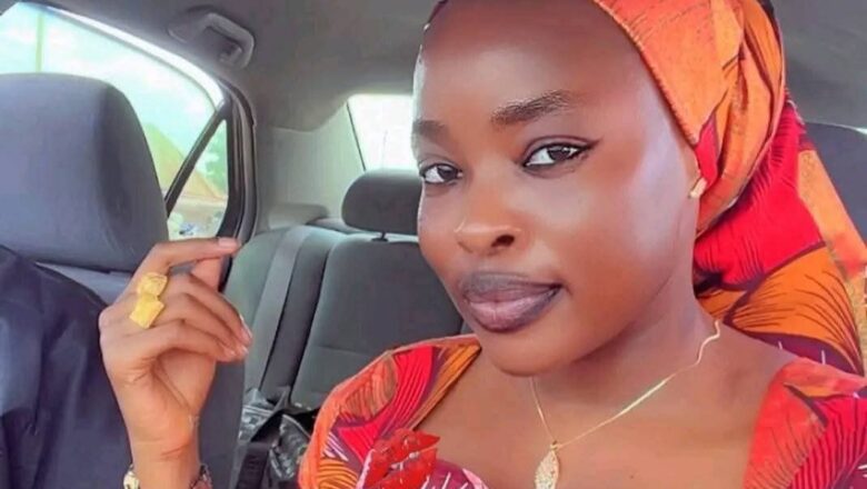 Kalli Bidiyon Yanda lamarin ya kasance, na matashiyarnan da jami’an Immigration suka tare ta da bukatar ta nuna musu katin zama dan kasa kuma ta nuna amma duk da haka aka ce sai ta bayar da wayarta ko kuma ta je ta ga ogansu amma ta kiya, da yawa sun jinjina mata