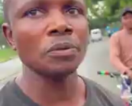 Kalli Bidiyon: Wata mata da suka zauna a motar haya tare da wannan mutumin tana mai tsiwa da zargi cewa ya taba mata mazaunay, shi kuma sai bata hakuri yake, yace kuskurene, ba zai kara ba