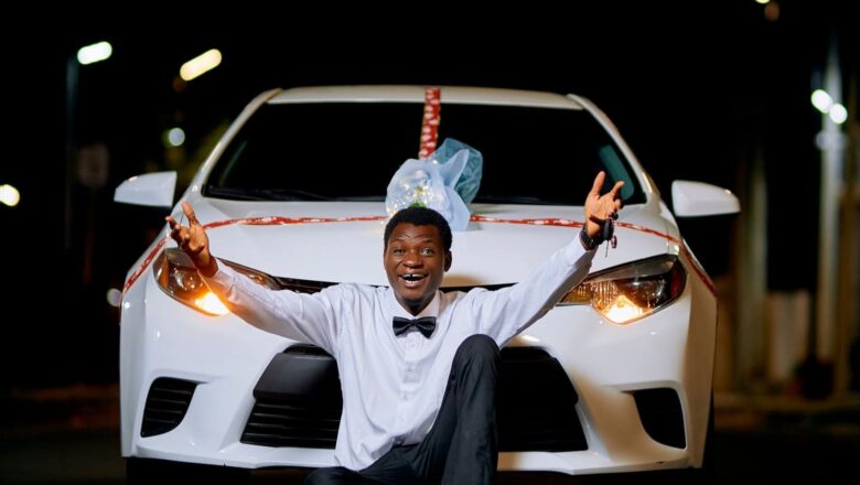 Kalli Hotuna: Shahararren matashin Najeriya makarancin Qur’ani a Social Media yayi sabuwar Mota