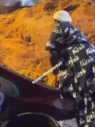 Kalli Bidiyon Hilda Baci, wadda ta dafa shinkafa a Tukunya mafi girma a Duniya tana rokon mutane su je su ci saboda abincin ya musu yawa