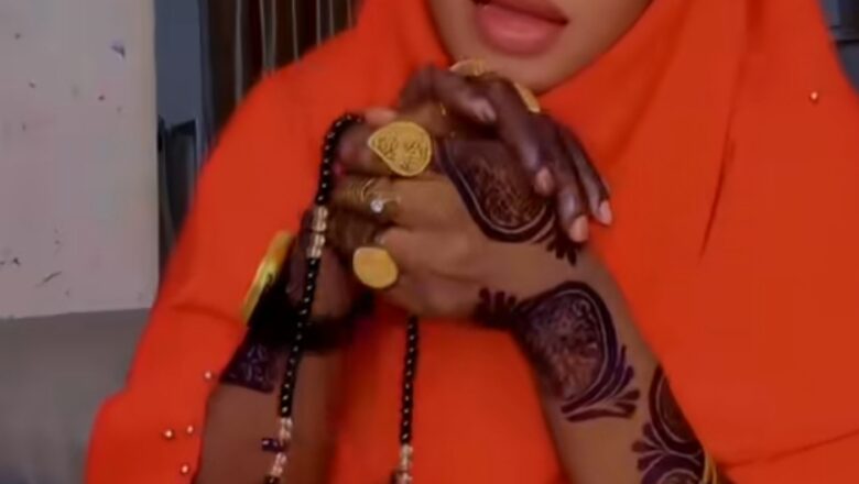 Kalli Bidiyo: Duk da tana Kirista, Alpha Charles Borno ta saka Hijabi ta kuma rike Charbi takewa Musulmai Gaisuwar Juma’a