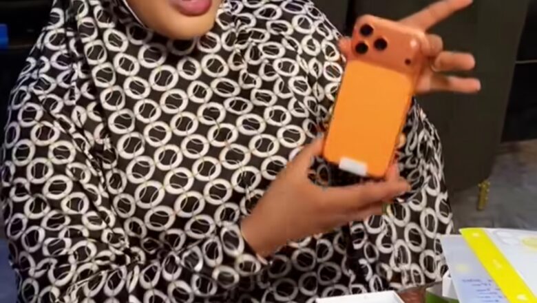 Kalli Bidiyo: Yanda Itama Sadiya Haruna ta bude sabuwar wayarta kirar iPhone 17 pro max daga kwali