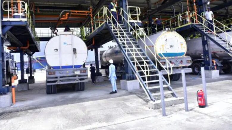 Dangote zai rage farashin man fetur dinsa daga Naira N865 akan kowace lita zuwa Naira N841 a Legas da sauran Jihohin Yarbawa, Sannan A Abuja da jihar Kwara da Edo, ma zai rage farashin man zuwa Naira 851 kan kowace lita