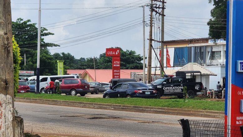 Kalli Hotuna yanda ‘yansanda suka kulle ofishin Jam’iyyar ADC a jihar Kaduna suka hana jam’iyyar taro