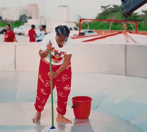 Yanda me dafa babbar tukunyar Shinkafa ta Najeriya, Hilda Baci ta taka cikin tukunyar ta kuma wanke ta da Mofa ya jawo cece kuce