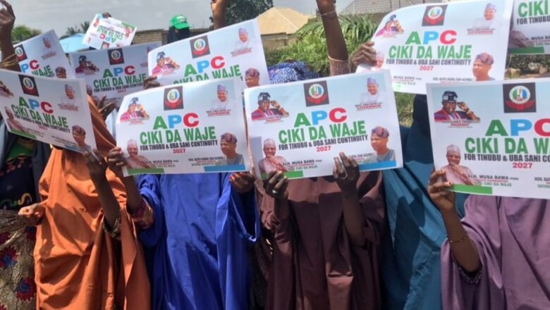 Kalli Yanda matan da ake zargin an baiwa kudi dan su fito tarbar shugaba Tinubu a Kaduna ke kulle fuskokinsu basu son kyamara ta daukesu hoto