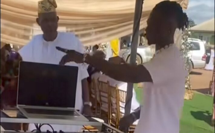 DJ ya dakatar da kida bayan da aka hanashi Abinci a wajan taro