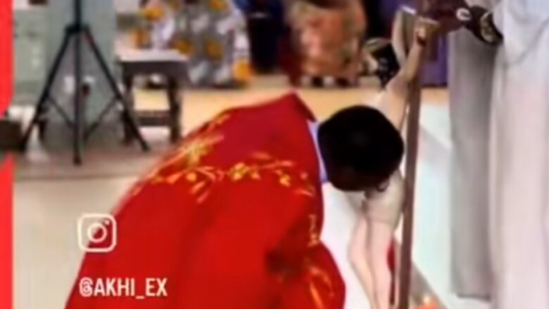 Kalli Bidiyo: Yanda Wasu limaman kirista ke durkusawa suna sumbatar wani gicciyayyen Gunki ya dauki, Hankula, Har wasu kiristocin sun ce abin ya basu kunya