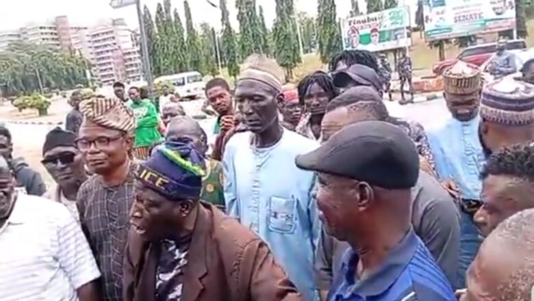 Mu muka rika raka ‘yan siyasa da kudaden da suka sata suna kaisu kauyukansu suna boyewa amma gashi yanzu mun gama aiki an kasa biyanmu hakkokinmu>>Tsohon Dansandan Najeriya ya koka