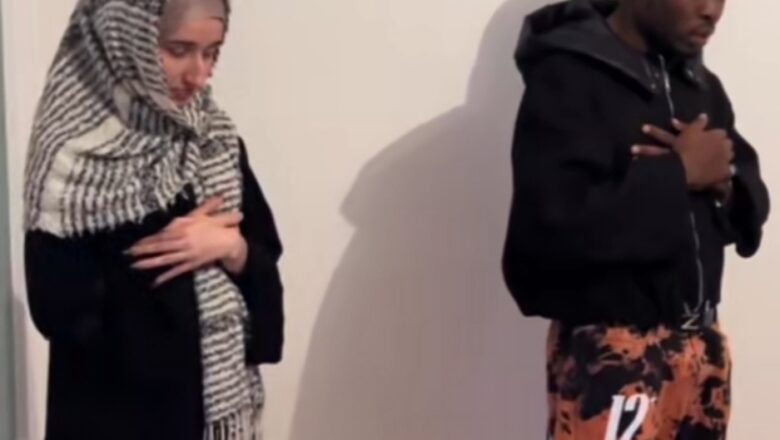 Kalli Bidiyo: Bayan da Ya Musuluntar da Baturiyar da suke waka tare, Mawaki 442 ya kuma koya mata Sallah