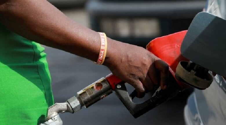 Farashin Man fetur ya kai Naira dubu(1000) kan kowace lita a yayin da Layuka suka fara tsawo a gidajen man fetur