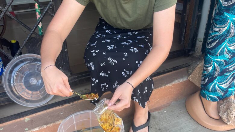 Kalli Hoto: Baturiya na sayar da Awara a Najeriya, da yawa dai sun ce basu yadda da ita ba, ‘Yar Leken Asiri ce