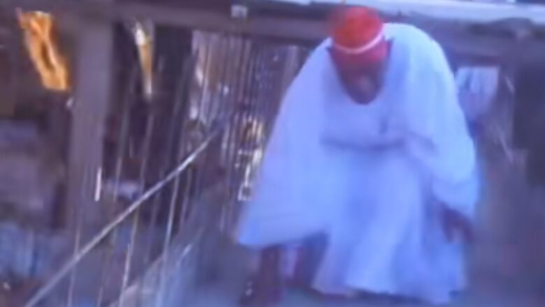 Kalli Bidiyo: Yanda Gwamna Abba Kabir Yusuf yayi rarrafe yabi ta kasan wata gada da ake ginawa ya dauki hankula