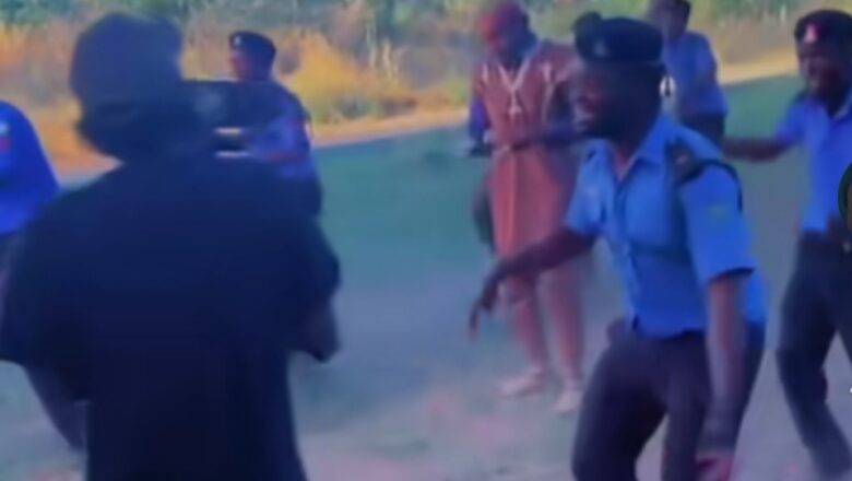 Kalli Bidiyon: Sabuwar Wakar Naziru Sarkin Waka da masu rawarsa suka saka kayan ‘yansanda data jawo cece-kuce