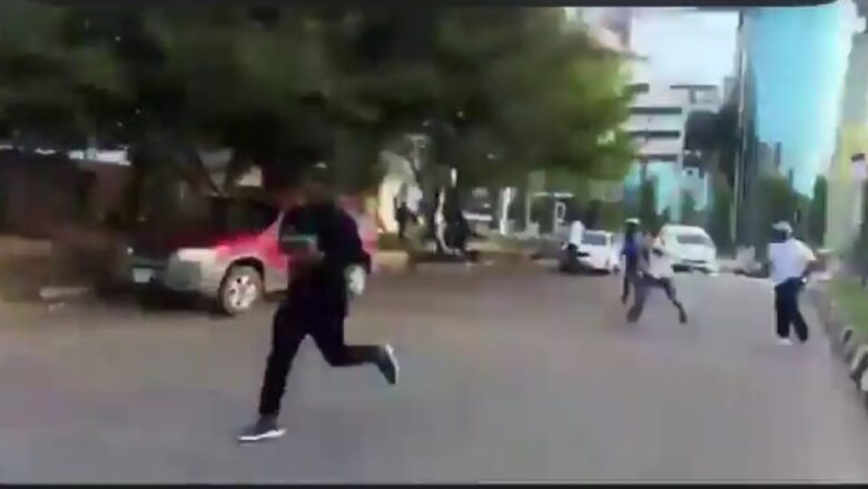 Kalli Bidiyon: Yanda Omoyele Sowore da sauran masu Zqngq-Zqngqr a saki Nnamdy Khanu a Abuja suke fece da gudu bayan da jami’an tsaro suka bhude musu whuta