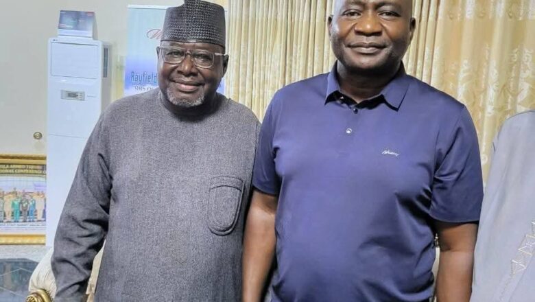 ‘Yan Arewa da yawa na ta Tururuwa zuwa Gidan tsohon shugaban sojoji da shugaba Tinubu ya sauke, Janar Christopher Musa dan yi masa ban gajiya