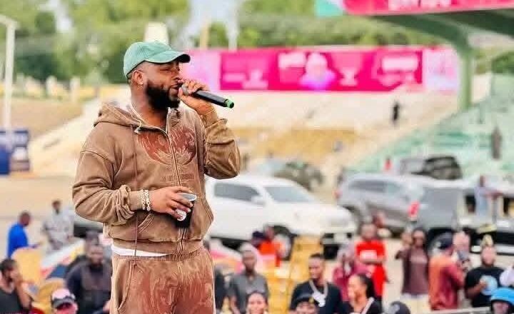 Kalli Hotuna:Ana cece-kuce kan cewa, Mutane basu taru yanda ya kamata ba a wajan Show din da Davido yayi a Adamawa