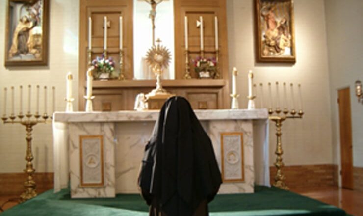 An kori wata malamar coci daga cocin saboda tace ta musulunta, saidai tace karyane, ba dalilin kenan ba, An nemi a mayar da ita Qaruwar cocinne, ana nemanta da lalata taki yadda shiyasa suka koreta