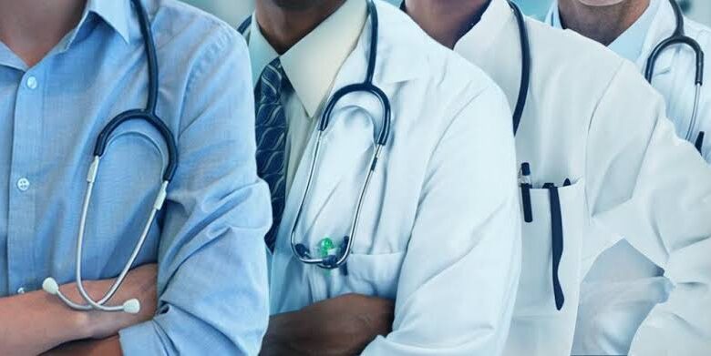 Kalli Hoto Yanda Likitoci suka cire Chokula 29 da Burosh din wanke baki guda 19 daga cikin wani mutum