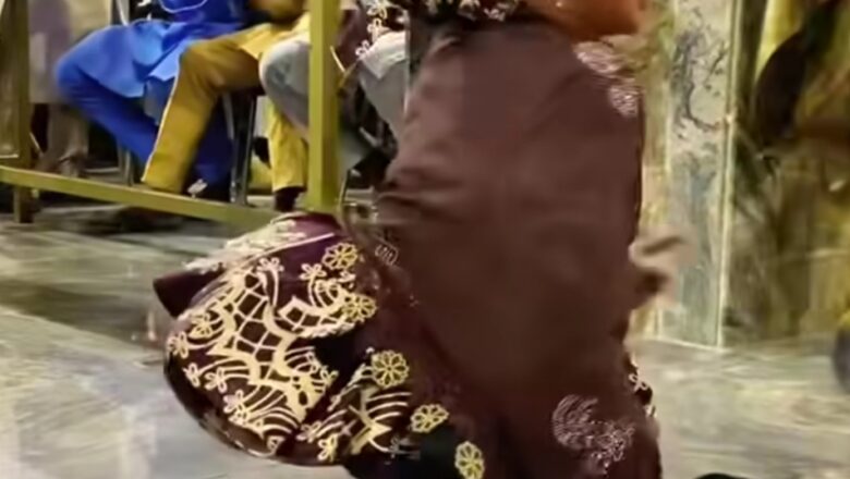 Gurgu Kafi mai Kafa…: Kalli Bidiyon yanda Wata Gurguwa ta rika chashewa a wajan Taron ‘yan Tiktok yaran Rarara, ta jawo cece-kuce