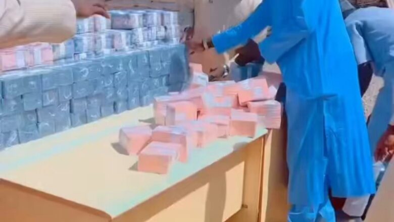 Kalli Bidiyo: Tulin kudin da wani dan Siyasa daga Arewa ya tara zai rabawa mutanensa sun dauki hankula