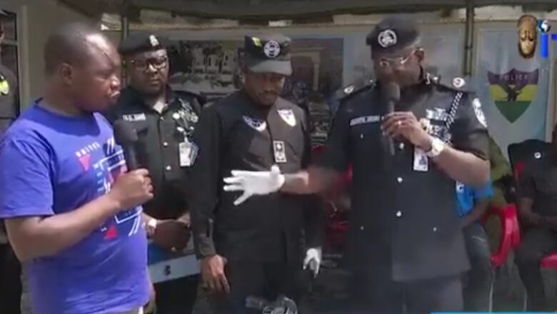 Kalli Bidiyo: Yanda ‘yansanda suka kama Malamin Coci me mukamin Reverend Father da Muqqan Maqamai a jihar Filato