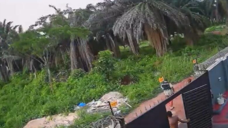 Kalli Bidiyon yanda Tshagyeran Dhaji suka yi Gharkuwwa da wannan Mutumin yana tsaye a kofar gidansa