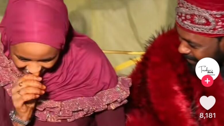 Kalli Bidiyon inda wasu ke cewa ashe Raba Gardama Dan Iyskane? Bayan da aka ga ya mikawa Abokiyar aikinsa, Maryam Shu’aib hannu su gaisa amma taki yadda