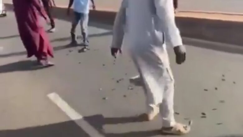 Kalli Bidiyon Yanda Hàrsàsàì suka fado daga cikin wata Mota data je wucewa ta kofar jami’ar ABU Zaria