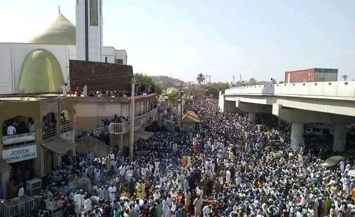 Yadda Jama’a Suka Yi Cikar Kwari A Wajen Jana’izar Sheik Dahiru Bauchi