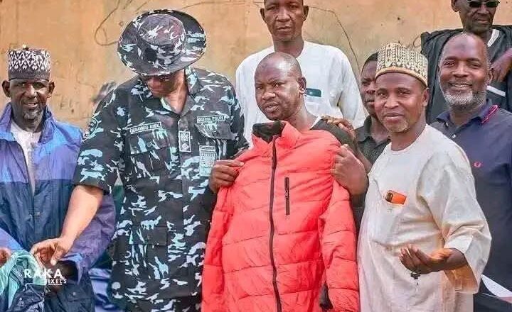 Kalli Hotuna: Shugaban karamar hukumar Kazaure na rabawa mutane rigunan Sanyi