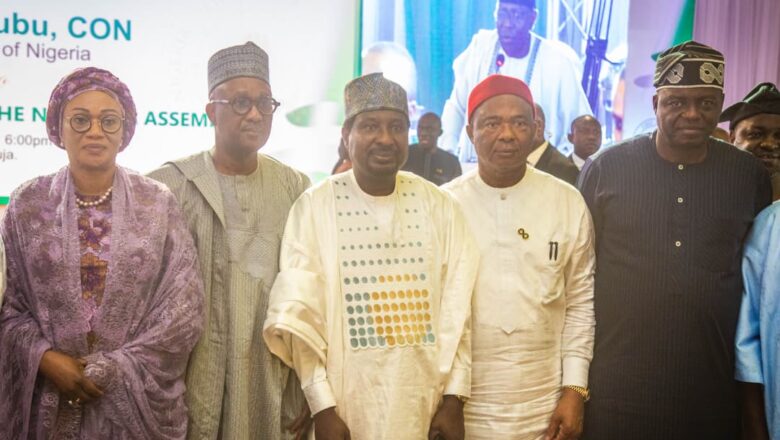 Bidiyon: Ganin yanda matar shugaban kasa ta shiryawa ‘yan majalisar dattijai Liyafa yayin da ake ta fama da matsalar tsaro a Najeriya ya jawo cece-kuce