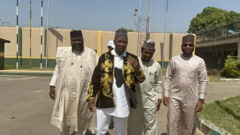 Kwana Daya bayan da yace sai ya yi fafutuka dan ganin an sakeshi, Sowore ya ziyarci Sheikh Abduljabbar a gidan yarin Kuje