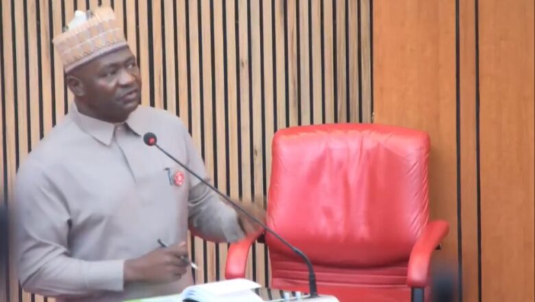 Da Duminsa: Kalli Bidiyon yanda Dambarwa ta barke a majalisa inda wasu sanatoci suka ce a bar Janar Christopher Musa ya wuce amma wasu sukace basu yadda ba sai an masa tambayoyin da suka kamata